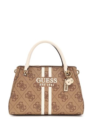 Sac à main marron Guess avec poignées crème, motif logo, rayures verticales et porte-clés de marque sur fond blanc.