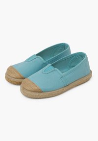 Pantofi slip-on din pânză de culoare albastru deschis, cu vârful din jute și talpa împletită din jute, având o textură netedă și detalii de cusătură minime.