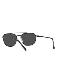 Occhiali da sole neri a forma rettangolare con lenti scure, montatura in metallo e design elegante e minimalista. Caratterizzati da astine curve e naselli regolabili.