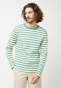 Langsleeve shirt met groen en witte horizontale strepen, voorzien van een groene ronde hals en een klein roze boomlogo op de borst.