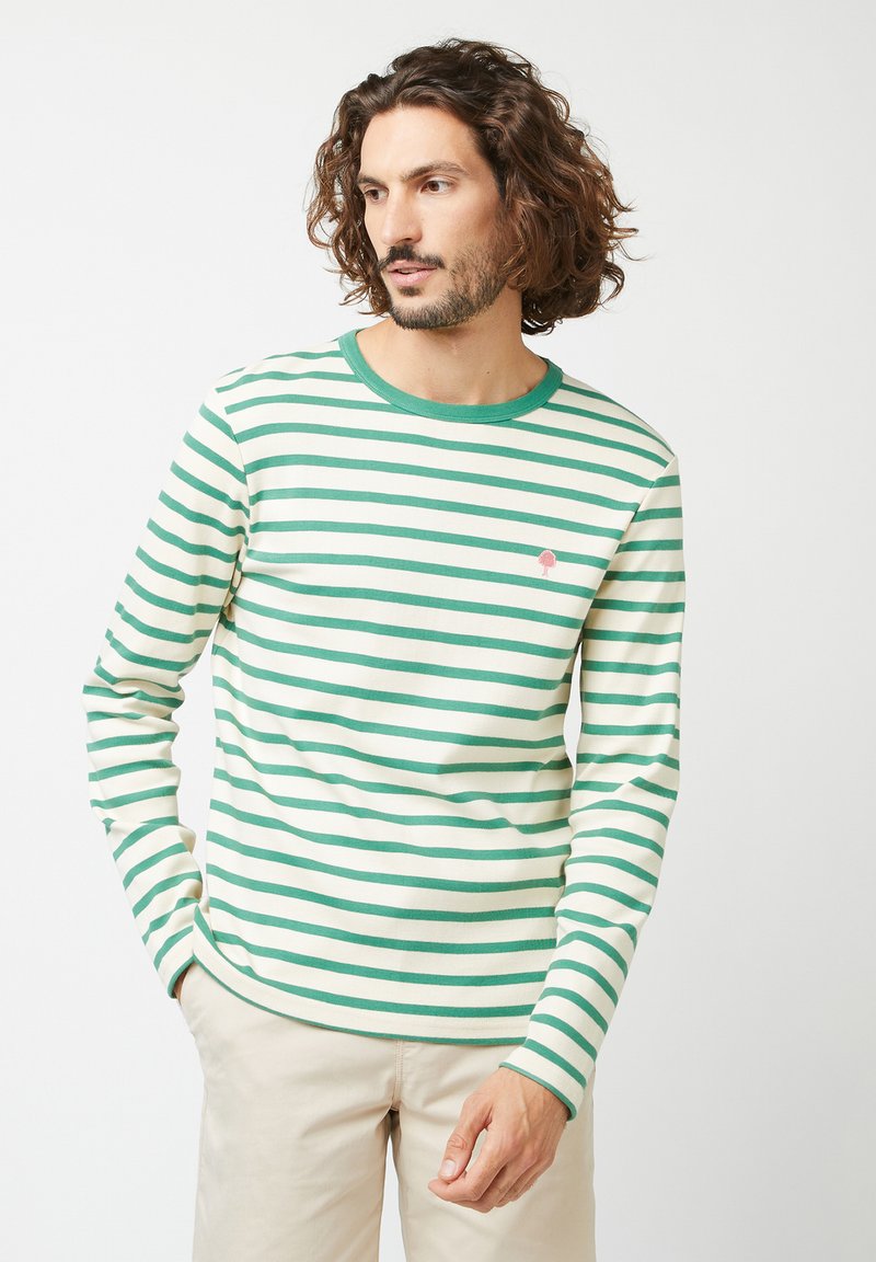 Langsleeve shirt met groen en witte horizontale strepen, voorzien van een groene ronde hals en een klein roze boomlogo op de borst.