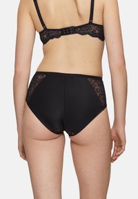 Sorte blonder trusser med en glat stofbund, med blondepaneler i siderne og et klassisk højtaljet snit. Rund rygdesign.