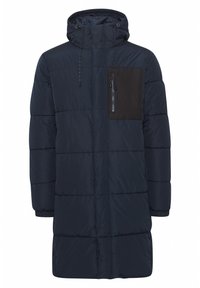 Abrigo acolchado azul marino con capucha, que cuenta con un bolsillo en el pecho con cremallera negra, diseño acolchado y puños elásticos para un ajuste ceñido.