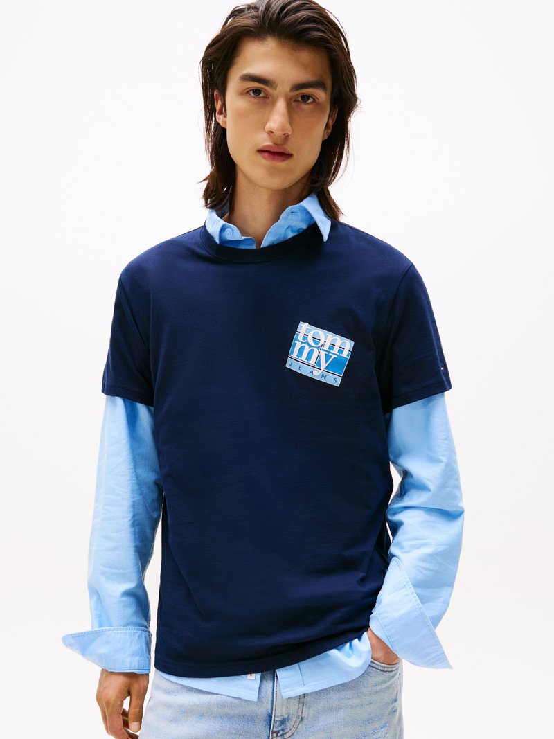 Tommy Jeans FLAG TEE - Triko s potiskem - dark night navy