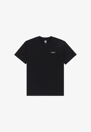 Camiseta negra de manga corta hecha de algodón, con un pequeño logo impreso en dorado en el pecho izquierdo. Cuello redondo clásico, sin estampados.