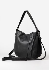Borsa a tracolla in pelle nera con superficie texture, singolo manico a spalla e tasca con zip laterale. Design morbido e sformato con forma arrotondata.