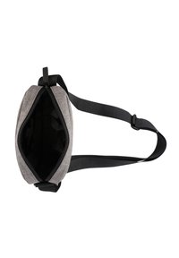 Šedá látková crossbody taška se zipovým uzávěrem, černým podšívkou a nastavitelným popruhem. Zaoblený tvar s hladkým povrchem.