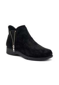 Botas de tobillo de ante negro con punta redonda, detalle de cremallera lateral y suela baja de goma negra. Textura suave, diseño elegante.