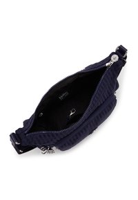 Mörkblå nylon crossbody-väska med texturerad yta, dragkedjestängning, silverfärgad hårdvara och innerficka med nyckelringsklipp.
