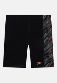 Černé plavecké šortky s přiléhavým střihem, s vzorovanou bočním panelem v šedé a oranžové barvě, vyrobené z hladké, elastické tkaniny.