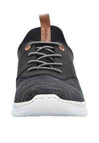 Schwarzer und grauer sportlicher Schuh mit einem strukturierten Strickobermaterial, flachen Schnürsenkeln und einer beige Leder-Fersenschlaufe. Verfügt über eine weiße Gummisohle.