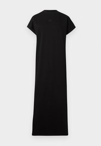 Robe maxi noire à manches courtes avec col rond et petit logo brodé discret centré sous le col.