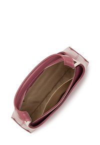 Klein, roze leren tas met een ritsluiting en een gladde buitenkant. Het interieur is gevoerd met een beige stof en heeft een eenvoudig ontwerp.