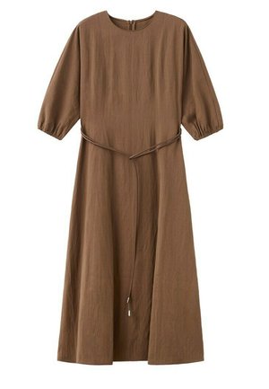 Brun midi-kjole med rund halsudskæring, trekvartlange pufærmer og et tyndt bælte til at binde om taljen.