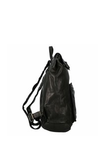 Zaino in pelle nera con una texture robusta. Presenta spallacci regolabili, una maniglia superiore e una tasca con zip laterale per ulteriore spazio di stoccaggio.