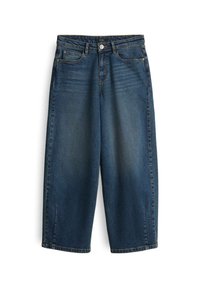 Donkerblauwe brede denim jeans met voorzakken, riemlussen en een knoopsluiting op een witte achtergrond.