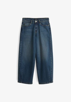 Dunkelblaue, weit geschnittene Jeans aus Denim mit Fronttaschen, Gürtelschlaufen und einem Knopfverschluss auf weißem Hintergrund.