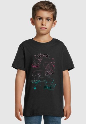 Svart bomull T-skjorte med et fargerikt stjernesystemdesign med hjorteillustrasjoner og bånd merket "Prongs," "Moony," "Wormtail," og "Padfoot."