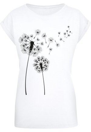Weißes T-Shirt mit kurzen Ärmeln, das ein schwarzes Löwenzahn-Graphic mit verstreuten Samen und Silhouetten von Figuren zwischen den Blumen zeigt.