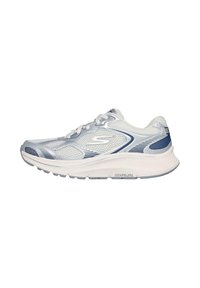 Zapatilla deportiva azul claro con parte superior de malla, acentos blancos y suela texturizada. Las características de diseño notables incluyen el logo y patrones laterales en capas.