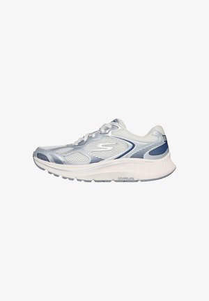 Hellblaue Sportschuh mit Obermaterial aus Mesh, weißen Akzenten und strukturiertem Schuhsohle. Auffällige Designelemente sind das Logo und die geschichteten Seitenmuster.