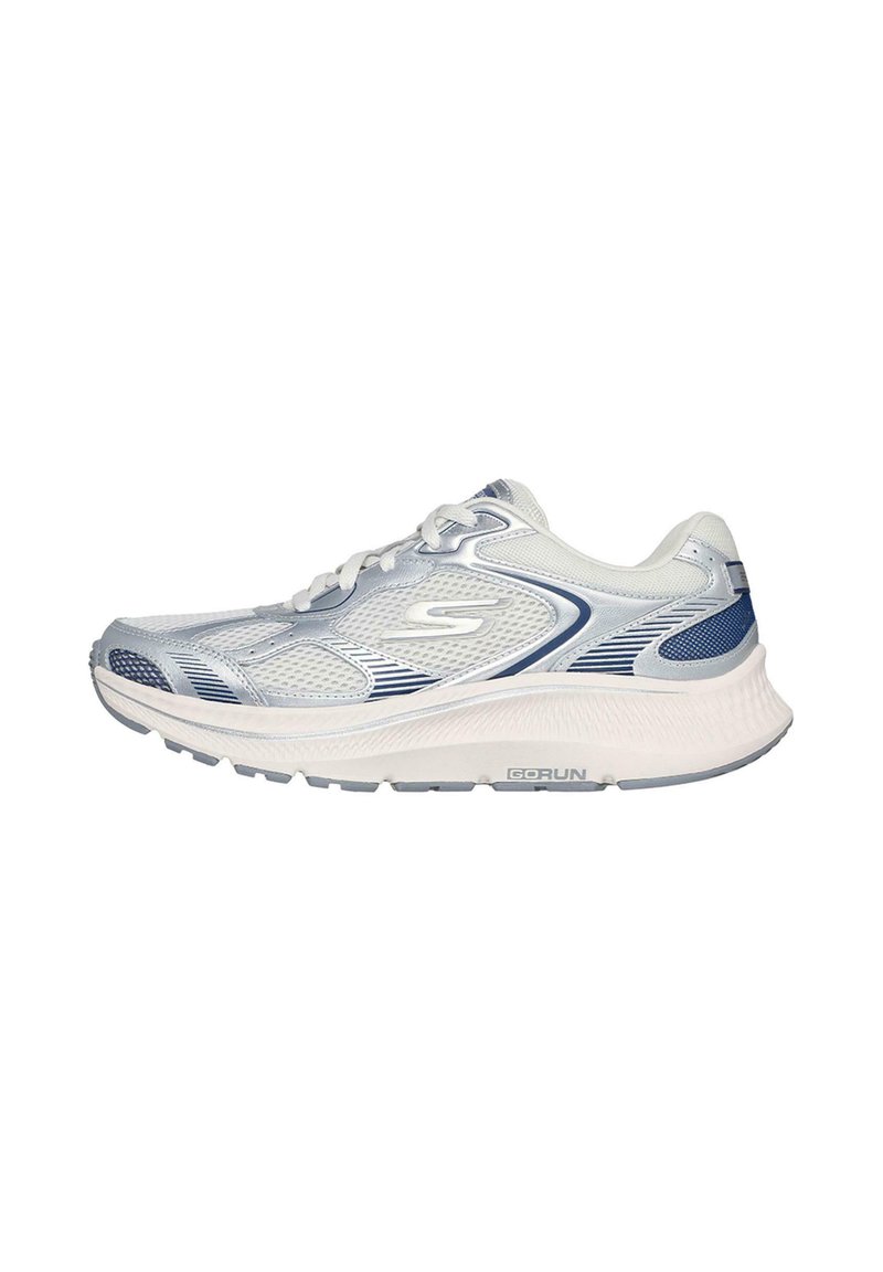Zapatilla deportiva azul claro con parte superior de malla, acentos blancos y suela texturizada. Las características de diseño notables incluyen el logo y patrones laterales en capas.