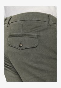 Unselected, green solid