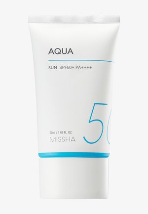 Hvit tube med Missha Aqua solkrem med SPF 50+ PA++++, 50 ml, med minimalistisk blå og svart tekst og design.
