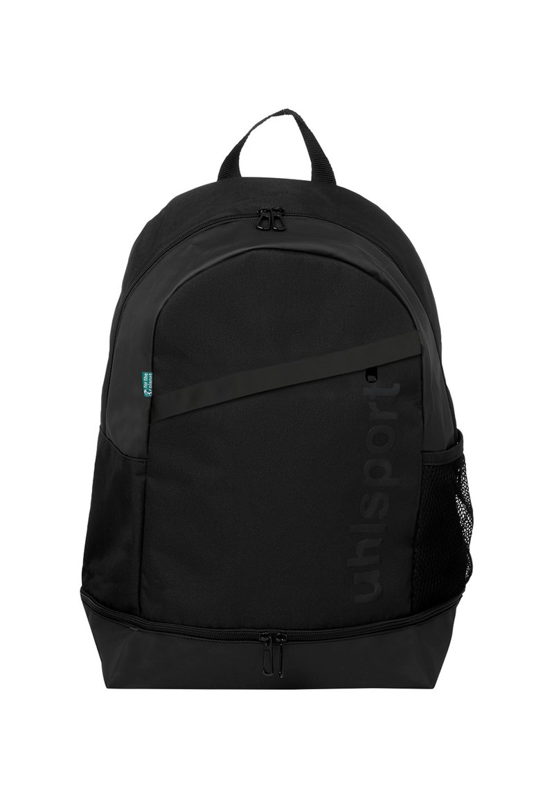 Zwarte nylon rugzak met een afgeronde vorm, voorzien van een voorzak met rits, een zijvak van mesh en een opvallend logo. Verstelbare schouderbanden.