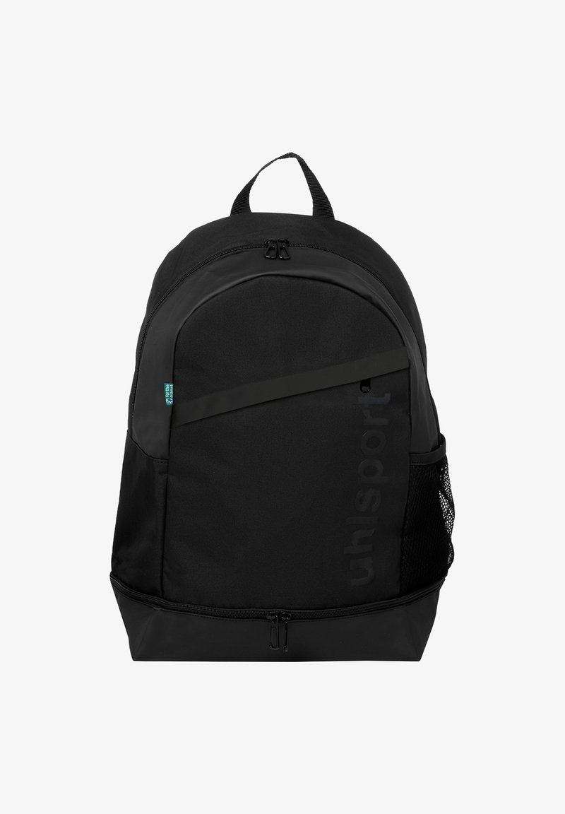 Zwarte nylon rugzak met een afgeronde vorm, voorzien van een voorzak met rits, een zijvak van mesh en een opvallend logo. Verstelbare schouderbanden.