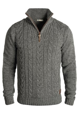 Maglione grigio a maglia con colletto a zip a un quarto, motivo a treccia, polsini e orlo a costine, e un accento in pelle vicino all'orlo.