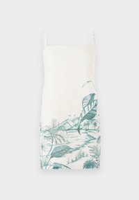 Mouwloze, crèmekleurige jurk met een turquoise botanische landschapsprint met bladeren, bergen en water, gemaakt van lichtgewicht stof.
