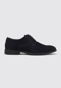 Chaussures habillées en suède marine avec une finition lisse, un bout rond, un système de laçage et une semelle en caoutchouc basse avec un motif de traction subtil.