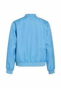 Zadní pohled na jednoduchou světle modrou bomber bundu s elastickými manžetami, pasem a krátkým stojacím límcem.