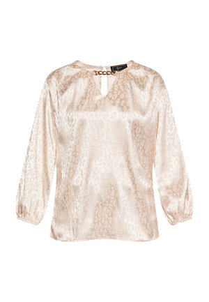Blusa beige chiaro con un delicato motivo leopardato, scollatura rotonda e maniche 3/4. Presenta un'apertura a forma di chiave e un accento in catena d'oro al collo.