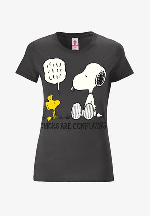 Zwart aansluitend T-shirt met cartoonfiguren Snoopy en Woodstock die met elkaar praten, en tekst eronder met de boodschap "Meisjes zijn verwarrend!"