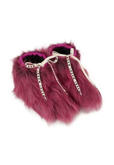 Pantofole in finta pelliccia di un profondo magenta con una consistenza soffice, dotate di una fodera interna nera e lacci bianchi con logo per una vestibilità sicura.