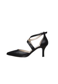 Pompes à talons pointues en cuir noir avec des brides en croix et une boucle à la cheville. Elles sont dotées d'un talon de 6,5 cm et d'une texture lisse et mate.