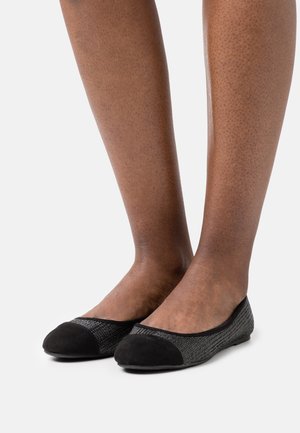 Mustat ja harmaat balettitossut, joissa on teksturoitu päällinen ja sileä musta kärki, litteä pohja sekä minimalistinen muotoilu monipuoliseen käyttöön.