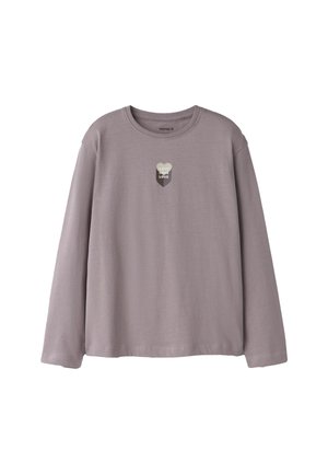 Chemise mauve à manches longues avec encolure ronde et patch en forme de cœur présentant le mot "LOVE" trois fois sur la poitrine.