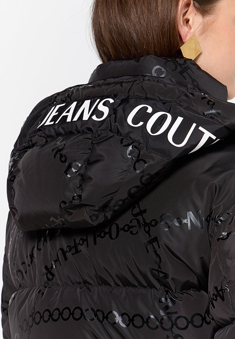 Chaqueta puffer negra con capucha, con el texto brillante 'JEANS COURT' y un sutil patrón de cadenas en un acabado negro tonal.