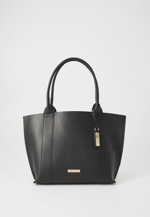 Sac fourre-tout en cuir noir avec une forme structurée, double anses, quincaillerie dorée et une plaque logo subtile à l'avant.