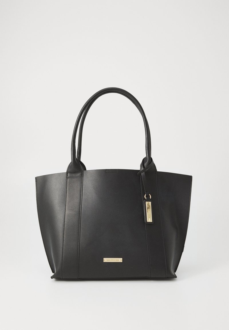 Sac fourre-tout en cuir noir avec une forme structurée, double anses, quincaillerie dorée et une plaque logo subtile à l'avant.