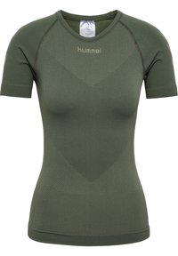 Olivgrön kortärmad åtsittande träningsskjorta av slät tyg med strukturerade linjer och rundad halsringning; har 'hummel'-logotyp.