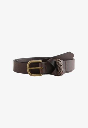 Donkerbruine leren riem met een messing gesp en een gevlochten leren lus, opgerold op een witte achtergrond.
