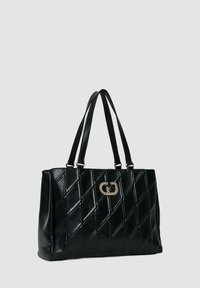 Borsa tote in pelle nera con motivo trapuntato a losanghe, doppi manici lunghi e una chiusura decorativa dorata sul davanti.