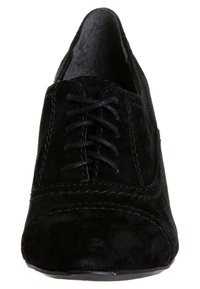 Svart mocka snörsko med rund tå, sydda detaljer på ovansidan och en strukturerad yta, utformad för en strömlinjeformad passform.