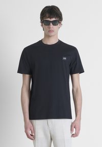 REGULAR  FIT LOGOED PATCH - Osnovna majica kratkih rukava - black