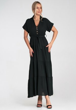 Schwarzes Maxikleid mit kurzen Ärmeln, Knopfleiste, elastischem Bund und gestuften Design. Hergestellt aus leichtem Stoff, mit einem Gürtel und Schlaufen.