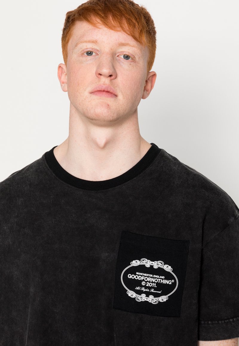 Herren T-Shirts basic | Good For Nothing ACID BRANDED POCKET T-Shirt print grey/grau - NN10774 Herren T-Shirts basic | Good For Nothing ACID BRANDED POCKET T-Shirt print grey/grau - NN10774